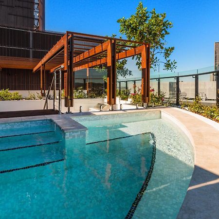 Aparthotel Fv By Peppers Brisbane Esterno foto The rooftop pool at the Emporium Hotel South Bank