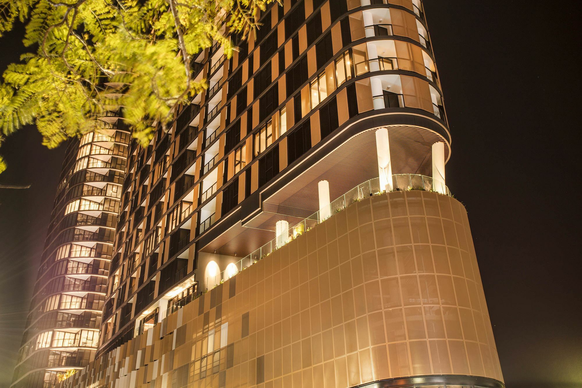 Aparthotel Fv By Peppers Brisbane Esterno foto The building at night