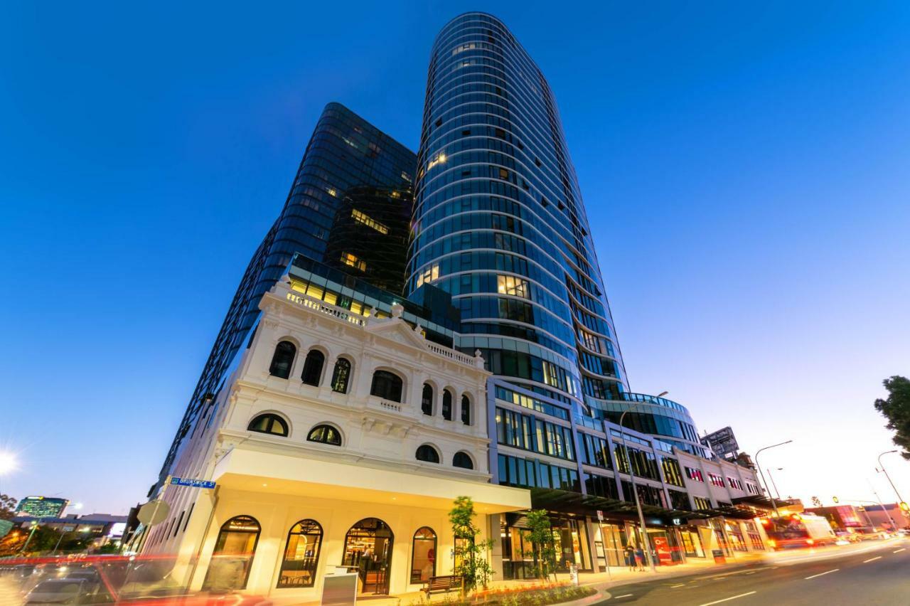 Aparthotel Fv By Peppers Brisbane Esterno foto The hotel at night