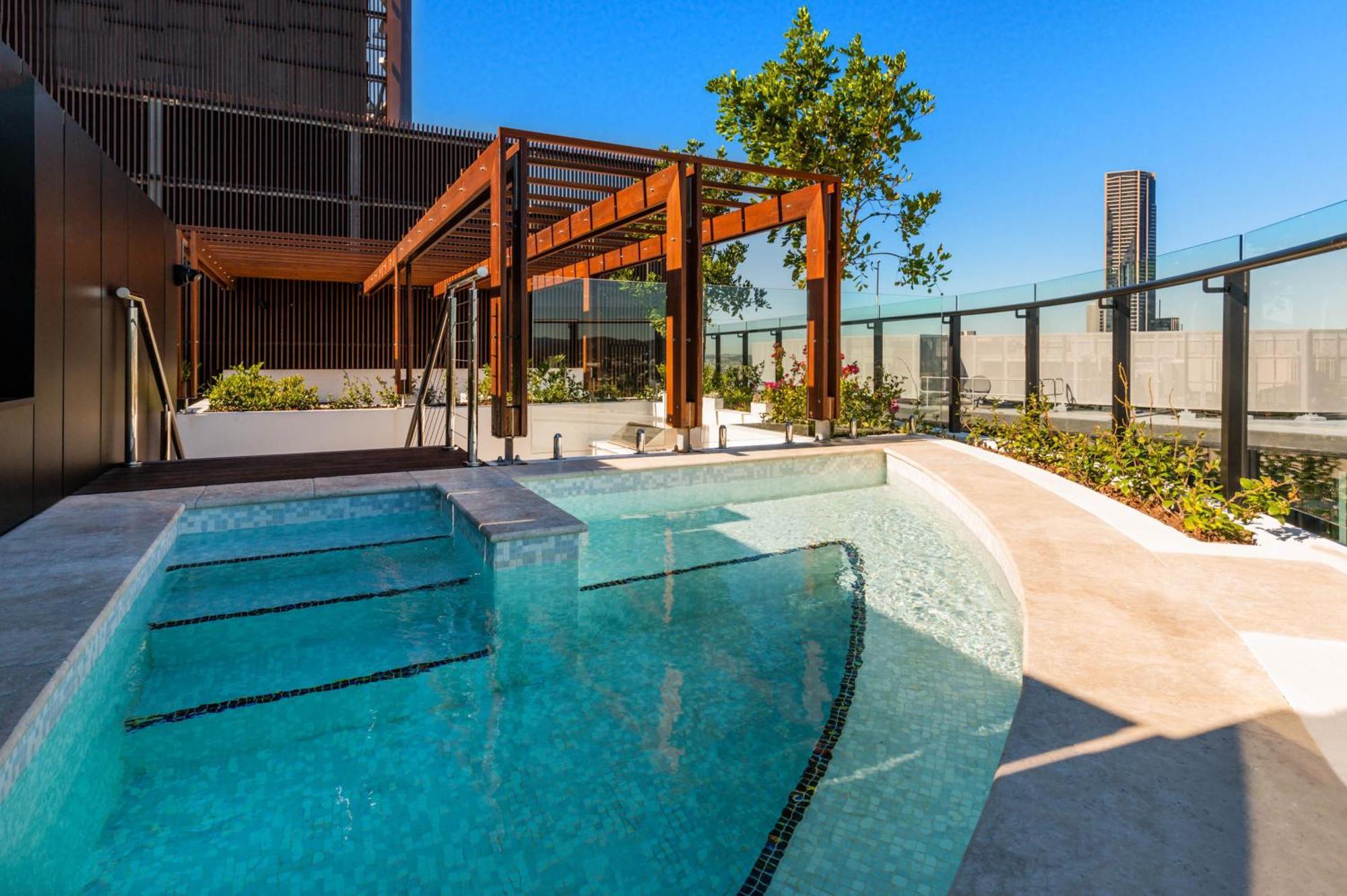 Aparthotel Fv By Peppers Brisbane Esterno foto The rooftop pool at the Emporium Hotel South Bank