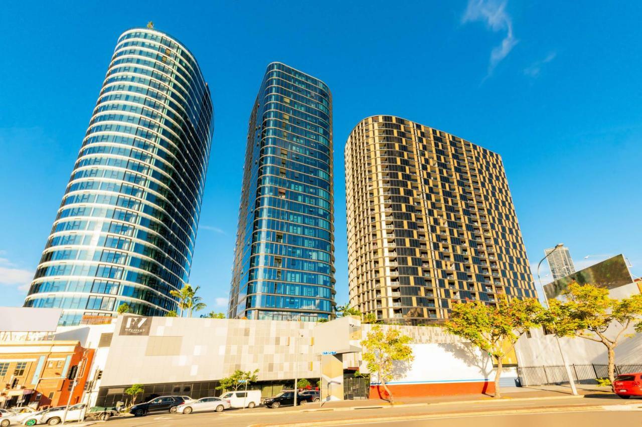 Aparthotel Fv By Peppers Brisbane Esterno foto The three towers of the complex