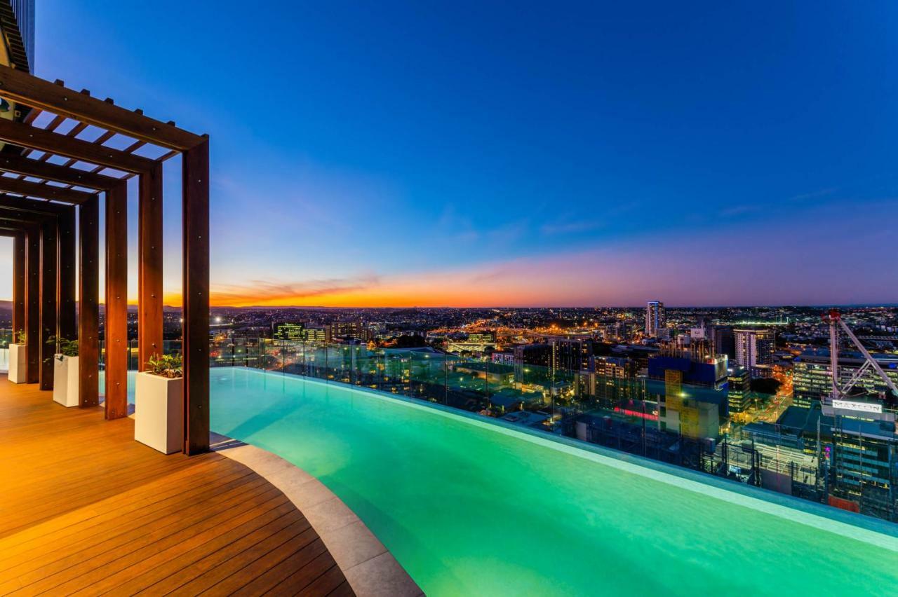 Aparthotel Fv By Peppers Brisbane Esterno foto Infinity pool at the rooftop of the hotel